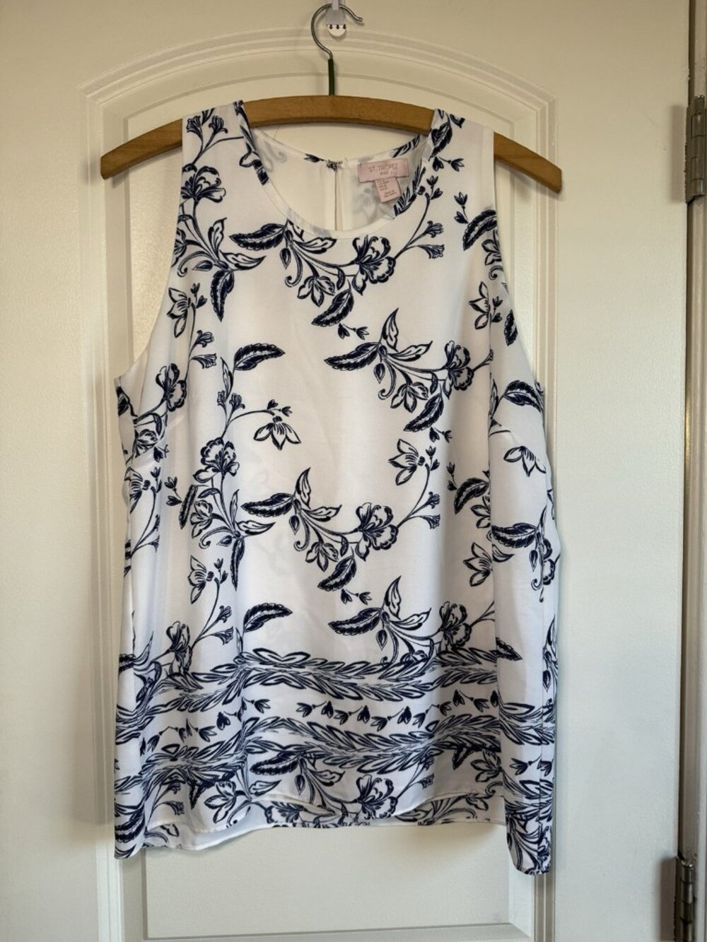 St Tropez West Top Women M Blue White Tank Blouse Floral Scoop Neck Vacation